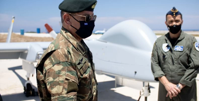 Στη Σκύρο ο αρχηγός ΓΕΕΘΑ: Επισκέφτηκε την μονάδα από την οποία επιχειρεί το μη επανδρωμένο αεροσκάφος HERON 1